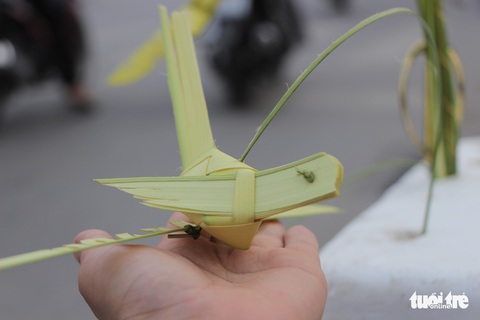 Nghề... xỏ lá giữa Hà thành - Ảnh 5. Nghề... xỏ lá giữa Hà thành - Ảnh 5.