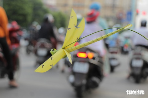 Nghề... xỏ lá giữa Hà thành - Ảnh 12. Nghề... xỏ lá giữa Hà thành - Ảnh 12.