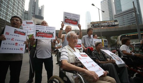 Hong Kong: đến lượt nhóm đầu bạc xuống đường tuần hành vì giới trẻ - Ảnh 2. Hong Kong: đến lượt nhóm đầu bạc xuống đường tuần hành vì giới trẻ - Ảnh 2.