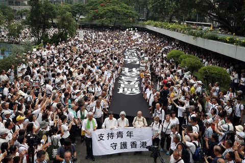 Hong Kong: đến lượt nhóm đầu bạc xuống đường tuần hành vì giới trẻ - Ảnh 1. Hong Kong: đến lượt nhóm đầu bạc xuống đường tuần hành vì giới trẻ - Ảnh 1.