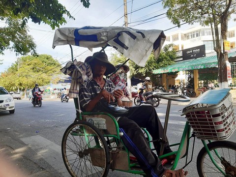 Không hiểu tại sao họ nỡ lừa những người cơ cực như tụi tui nữa - Ảnh 7. Không hiểu tại sao họ nỡ lừa những người cơ cực như tụi tui nữa - Ảnh 7.