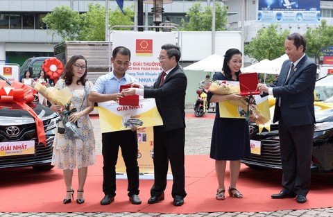 Trao thưởng chương trình Mua ống nhựa Hoa Sen - Trúng ô tô Camry - Ảnh 1. Trao thưởng chương trình Mua ống nhựa Hoa Sen - Trúng ô tô Camry - Ảnh 1.