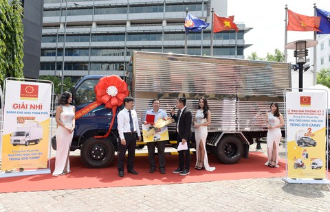 Trao thưởng chương trình Mua ống nhựa Hoa Sen - Trúng ô tô Camry - Ảnh 2. Trao thưởng chương trình Mua ống nhựa Hoa Sen - Trúng ô tô Camry - Ảnh 2.