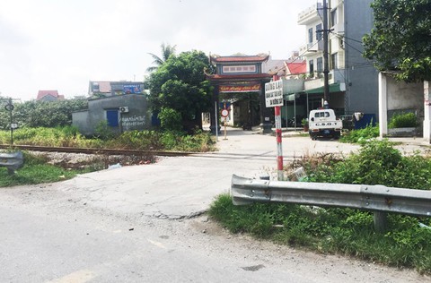 Cố băng qua đường sắt, hai nữ sinh bị tông chết - Ảnh 2. Cố băng qua đường sắt, hai nữ sinh bị tông chết - Ảnh 2.