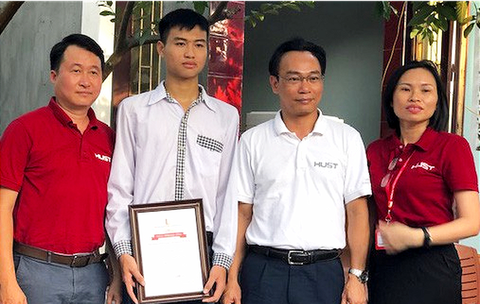 Hiệu trưởng ĐH Bách khoa Hà Nội về tận nhà thủ khoa trao học bổng - Ảnh 1. Hiệu trưởng ĐH Bách khoa Hà Nội về tận nhà thủ khoa trao học bổng - Ảnh 1.
