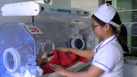 Bé gái vừa sinh bị bỏ rơi ở ghế đá công viên - Ảnh 2. Bé gái vừa sinh bị bỏ rơi ở ghế đá công viên - Ảnh 2.