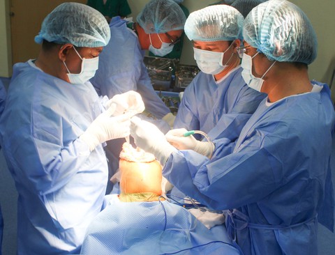 Bạc Liêu phẫu thuật thay khớp gối thành công - Ảnh 1. Bạc Liêu phẫu thuật thay khớp gối thành công - Ảnh 1.