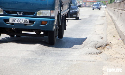 Hết bảo hành, quốc lộ 1 lún như luống khoai - Ảnh 4. Hết bảo hành, quốc lộ 1 lún như luống khoai - Ảnh 4.