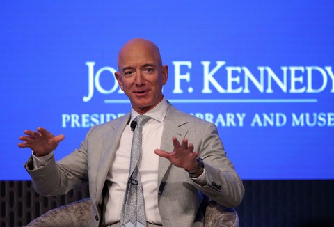 Tỉ phú Bezos đầu tư hàng tỉ đô chinh phục không gian để... cứu Trái đất - Ảnh 1. Tỉ phú Bezos đầu tư hàng tỉ đô chinh phục không gian để... cứu Trái đất - Ảnh 1.