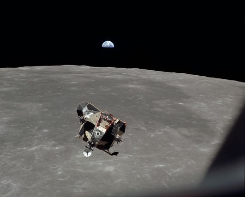 Chuyện gì xảy ra nếu Neil Armstrong không thể quay về từ Mặt trăng? - Ảnh 1. Chuyện gì xảy ra nếu Neil Armstrong không thể quay về từ Mặt trăng? - Ảnh 1.