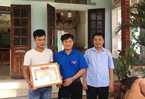 Khen thưởng đoàn viên lao xuống biển cứu người đuối nước - Ảnh 1. Khen thưởng đoàn viên lao xuống biển cứu người đuối nước - Ảnh 1.