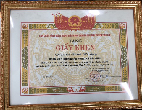 Khen thưởng đoàn viên lao xuống biển cứu người đuối nước - Ảnh 2. Khen thưởng đoàn viên lao xuống biển cứu người đuối nước - Ảnh 2.