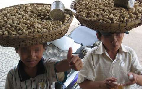 Ai bảo vệ trẻ mưu sinh ngoài đường? - Ảnh 1. Ai bảo vệ trẻ mưu sinh ngoài đường? - Ảnh 1.
