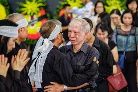 Tiễn biệt Giáo sư Hoàng Tụy - người thầy tâm sáng, lòng trong - Ảnh 2. Tiễn biệt Giáo sư Hoàng Tụy - người thầy tâm sáng, lòng trong - Ảnh 2.