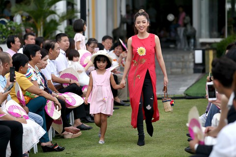 Mẫu nhí ngậm bình sữa, ôm gấu diễn thời trang cùng HHen Niê - Ảnh 5. Mẫu nhí ngậm bình sữa, ôm gấu diễn thời trang cùng HHen Niê - Ảnh 5.
