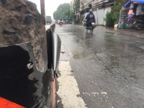 Tấm thép phản quang ở TP.HCM, lưỡi dao kề sát xe lẫn người qua lại - Ảnh 3. Tấm thép phản quang ở TP.HCM, lưỡi dao kề sát xe lẫn người qua lại - Ảnh 3.