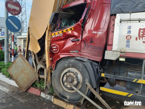 Xe tải tông cổng chào Mỹ Tho, thiệt hại hơn 1 tỉ đồng - Ảnh 3. Xe tải tông cổng chào Mỹ Tho, thiệt hại hơn 1 tỉ đồng - Ảnh 3.
