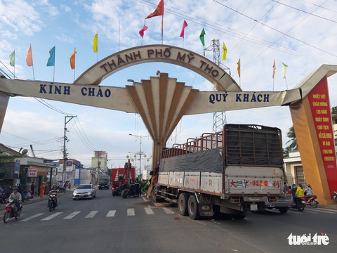 Xe tải tông cổng chào Mỹ Tho, thiệt hại hơn 1 tỉ đồng - Ảnh 4. Xe tải tông cổng chào Mỹ Tho, thiệt hại hơn 1 tỉ đồng - Ảnh 4.