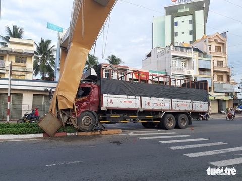 Xe tải tông cổng chào Mỹ Tho, thiệt hại hơn 1 tỉ đồng - Ảnh 5. Xe tải tông cổng chào Mỹ Tho, thiệt hại hơn 1 tỉ đồng - Ảnh 5.