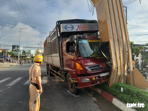 Xe tải tông cổng chào Mỹ Tho, thiệt hại hơn 1 tỉ đồng - Ảnh 1. Xe tải tông cổng chào Mỹ Tho, thiệt hại hơn 1 tỉ đồng - Ảnh 1.