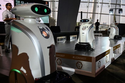 Robot 3 trong 1 ở Singapore: dọn vệ sinh, hát rap, và giỏi ngoại ngữ - Ảnh 1. Robot 3 trong 1 ở Singapore: dọn vệ sinh, hát rap, và giỏi ngoại ngữ - Ảnh 1.
