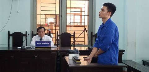 Cựu thiếu úy công an lãnh 6 năm tù vì tạt axít vợ chưa cưới - Ảnh 1. Cựu thiếu úy công an lãnh 6 năm tù vì tạt axít vợ chưa cưới - Ảnh 1.