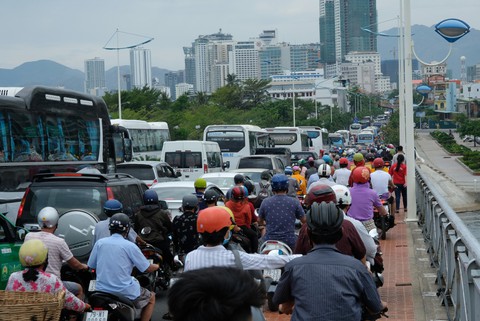Sửa cầu Xóm Bóng, xe cộ dồn về cầu Trần Phú gây kẹt xe tại Nha Trang - Ảnh 3. Sửa cầu Xóm Bóng, xe cộ dồn về cầu Trần Phú gây kẹt xe tại Nha Trang - Ảnh 3.
