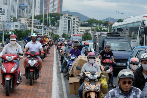 Sửa cầu Xóm Bóng, xe cộ dồn về cầu Trần Phú gây kẹt xe tại Nha Trang - Ảnh 1. Sửa cầu Xóm Bóng, xe cộ dồn về cầu Trần Phú gây kẹt xe tại Nha Trang - Ảnh 1.