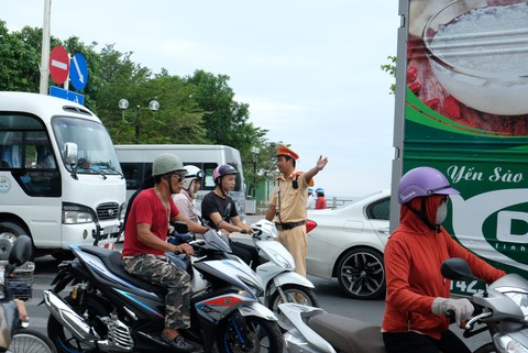Sửa cầu Xóm Bóng, xe cộ dồn về cầu Trần Phú gây kẹt xe tại Nha Trang - Ảnh 4. Sửa cầu Xóm Bóng, xe cộ dồn về cầu Trần Phú gây kẹt xe tại Nha Trang - Ảnh 4.