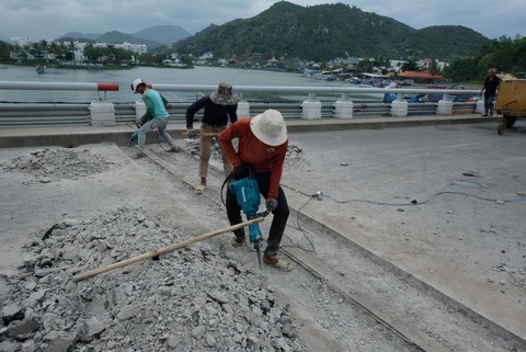 Sửa cầu Xóm Bóng, xe cộ dồn về cầu Trần Phú gây kẹt xe tại Nha Trang - Ảnh 6. Sửa cầu Xóm Bóng, xe cộ dồn về cầu Trần Phú gây kẹt xe tại Nha Trang - Ảnh 6.