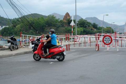 Sửa cầu Xóm Bóng, xe cộ dồn về cầu Trần Phú gây kẹt xe tại Nha Trang - Ảnh 7. Sửa cầu Xóm Bóng, xe cộ dồn về cầu Trần Phú gây kẹt xe tại Nha Trang - Ảnh 7.