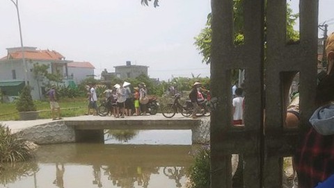 Lao xuống kênh khi đạp xe qua cầu, hai em nhỏ chết đuối thương tâm - Ảnh 1. Lao xuống kênh khi đạp xe qua cầu, hai em nhỏ chết đuối thương tâm - Ảnh 1.
