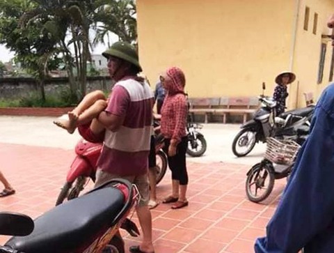 Lao xuống kênh khi đạp xe qua cầu, hai em nhỏ chết đuối thương tâm - Ảnh 2. Lao xuống kênh khi đạp xe qua cầu, hai em nhỏ chết đuối thương tâm - Ảnh 2.