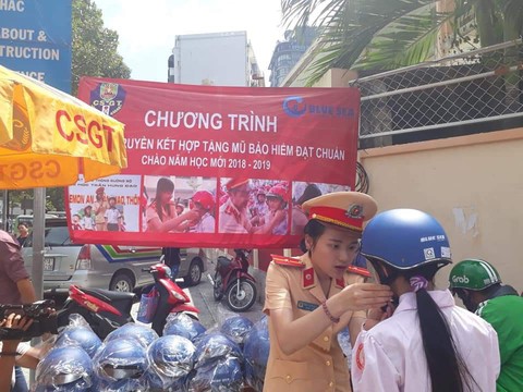 Tặng hơn 14.000 nón bảo hiểm đạt chuẩn cho học sinh lớp 1 tại TP.HCM - Ảnh 1. Tặng hơn 14.000 nón bảo hiểm đạt chuẩn cho học sinh lớp 1 tại TP.HCM - Ảnh 1.