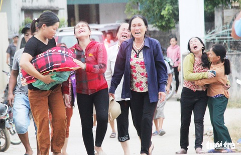 Chạy đua với thời gian tìm 9 ngư dân mất tích khi áp thấp cận kề - Ảnh 1. Chạy đua với thời gian tìm 9 ngư dân mất tích khi áp thấp cận kề - Ảnh 1.