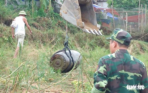 Sông khô cạn, lộ diện quả bom khủng 330kg có bán kính sát thương 500m - Ảnh 1. Sông khô cạn, lộ diện quả bom khủng 330kg có bán kính sát thương 500m - Ảnh 1.