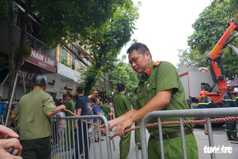 Nhà hai tầng trên phố cổ Hà Nội bất ngờ đổ sập lúc sáng sớm - Ảnh 3. Nhà hai tầng trên phố cổ Hà Nội bất ngờ đổ sập lúc sáng sớm - Ảnh 3.