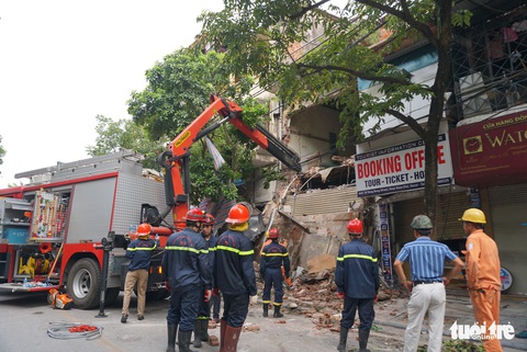 Nhà hai tầng trên phố cổ Hà Nội bất ngờ đổ sập lúc sáng sớm - Ảnh 1. Nhà hai tầng trên phố cổ Hà Nội bất ngờ đổ sập lúc sáng sớm - Ảnh 1.