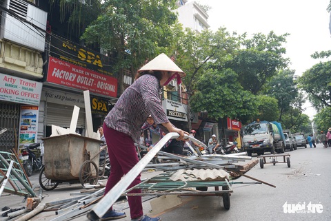 Nhà hai tầng trên phố cổ Hà Nội bất ngờ đổ sập lúc sáng sớm - Ảnh 6. Nhà hai tầng trên phố cổ Hà Nội bất ngờ đổ sập lúc sáng sớm - Ảnh 6.
