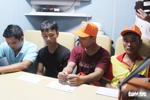 22h đêm, 7 thuyền viên sống sót cập đất liền trong nước mắt - Ảnh 5. 22h đêm, 7 thuyền viên sống sót cập đất liền trong nước mắt - Ảnh 5.