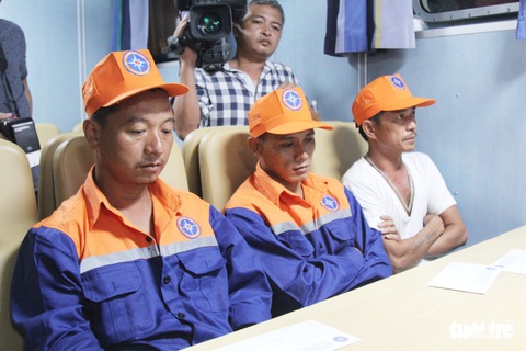 22h đêm, 7 thuyền viên sống sót cập đất liền trong nước mắt - Ảnh 6. 22h đêm, 7 thuyền viên sống sót cập đất liền trong nước mắt - Ảnh 6.