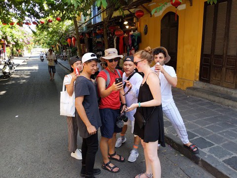 6 YouTuber nổi tiếng thế giới đến Việt Nam bơi sông ngầm quảng bá du lịch - Ảnh 8. 6 YouTuber nổi tiếng thế giới đến Việt Nam bơi sông ngầm quảng bá du lịch - Ảnh 8.