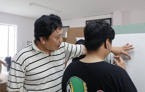 Những sĩ tử vừa thi xong lại miệt mài nước rút ôn thi năng khiếu - Ảnh 2. Những sĩ tử vừa thi xong lại miệt mài nước rút ôn thi năng khiếu - Ảnh 2.