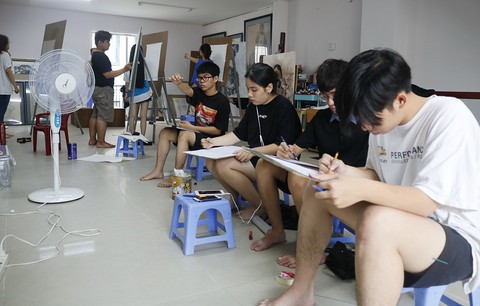 Những sĩ tử vừa thi xong lại miệt mài nước rút ôn thi năng khiếu - Ảnh 1. Những sĩ tử vừa thi xong lại miệt mài nước rút ôn thi năng khiếu - Ảnh 1.