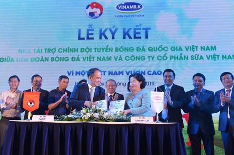 Vinamilk tài trợ chính thức cho các đội tuyển bóng đá quốc gia Việt Nam - Ảnh 1. Vinamilk tài trợ chính thức cho các đội tuyển bóng đá quốc gia Việt Nam - Ảnh 1.