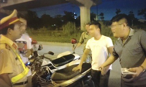 Anh giữ xe là em chết luôn đó... - Ảnh 1. Anh giữ xe là em chết luôn đó... - Ảnh 1.