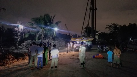5 bé chơi ở công trường đường Vành đai 2 bị điện giật, 2 bé chết, 1 cấp cứu - Ảnh 1. 5 bé chơi ở công trường đường Vành đai 2 bị điện giật, 2 bé chết, 1 cấp cứu - Ảnh 1.