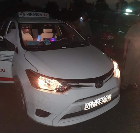 Truy tìm 2 người thuê taxi từ TP.HCM xuống Bến Lức rồi kẹp cổ, tấn công tài xế - Ảnh 1. Truy tìm 2 người thuê taxi từ TP.HCM xuống Bến Lức rồi kẹp cổ, tấn công tài xế - Ảnh 1.