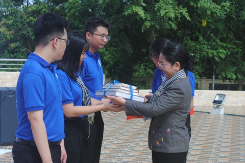 Lãnh đạo TP.HCM thăm, tặng quà các chiến sĩ Mùa hè xanh Đồng Tháp - Ảnh 2. Lãnh đạo TP.HCM thăm, tặng quà các chiến sĩ Mùa hè xanh Đồng Tháp - Ảnh 2.