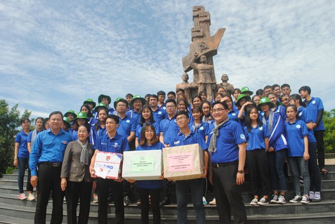 Lãnh đạo TP.HCM thăm, tặng quà các chiến sĩ Mùa hè xanh Đồng Tháp - Ảnh 3. Lãnh đạo TP.HCM thăm, tặng quà các chiến sĩ Mùa hè xanh Đồng Tháp - Ảnh 3.